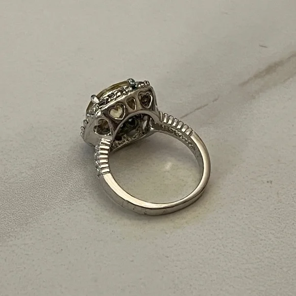 Elegant Silver and Yellow Gemstone Ring - Picture 5 of 9